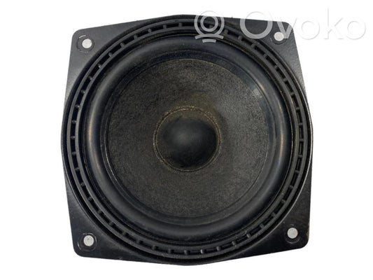 Skaļrunis (-i) aizmugurējā palodzē