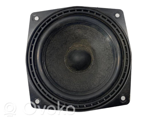 Skaļrunis (-i) aizmugurējā palodzē