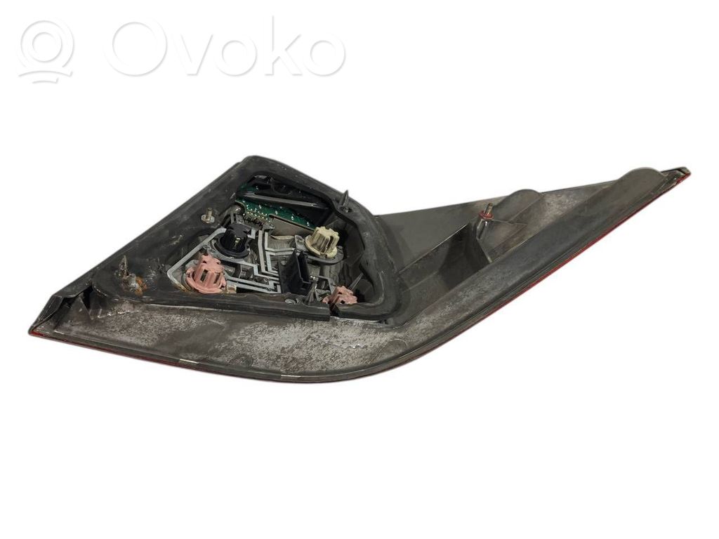 Aizmugurējais lukturis virsbūvē