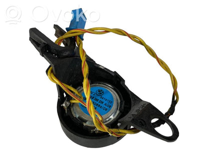 Augsto frekvenču skaļrunis (-i) priekšējās durvīs