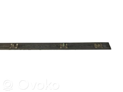 Priekšpusē durvju dekoratīvā apdare (moldings)