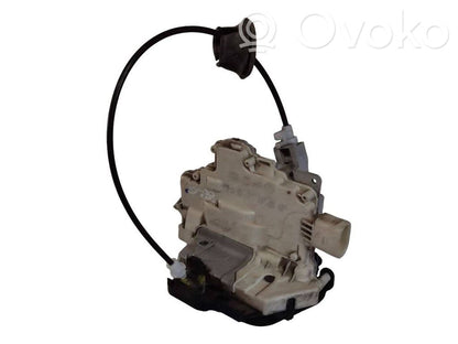 Priekšpusē slēdzene