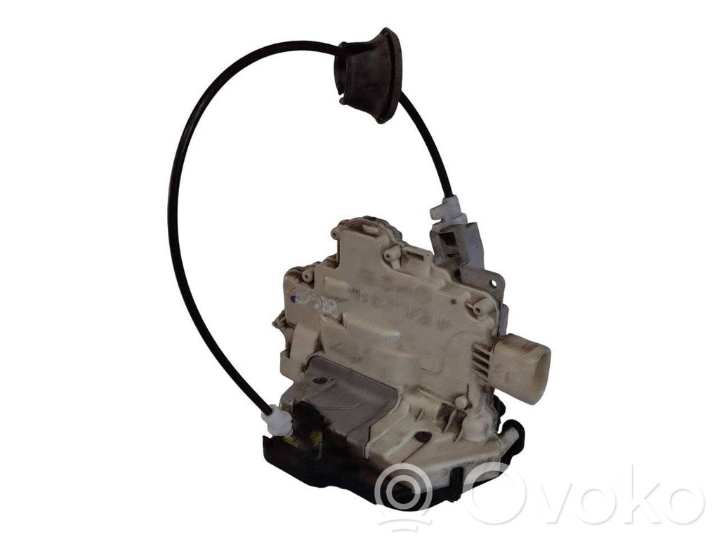 Priekšpusē slēdzene