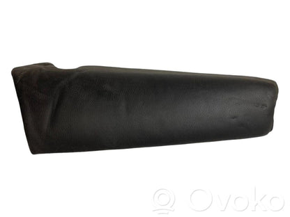 Sānu dekoratīvā apdare pie aizmugurējā sēdekļa (augšdaļa)