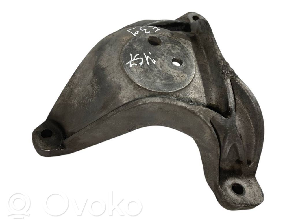 Engine mounting bracket