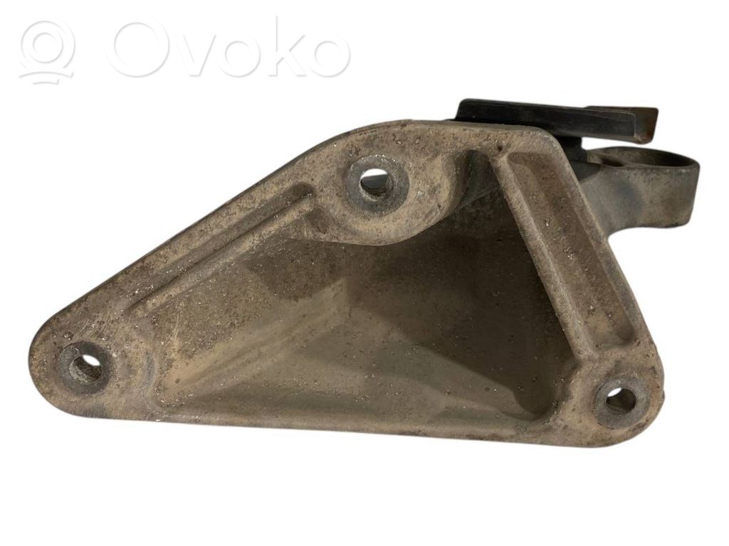 Engine mounting bracket