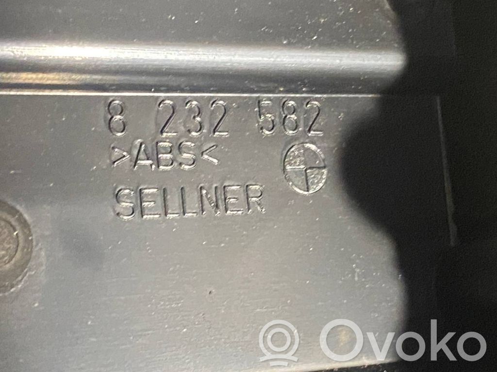 Bagāžnieka sānu apakšējās apdares panelis