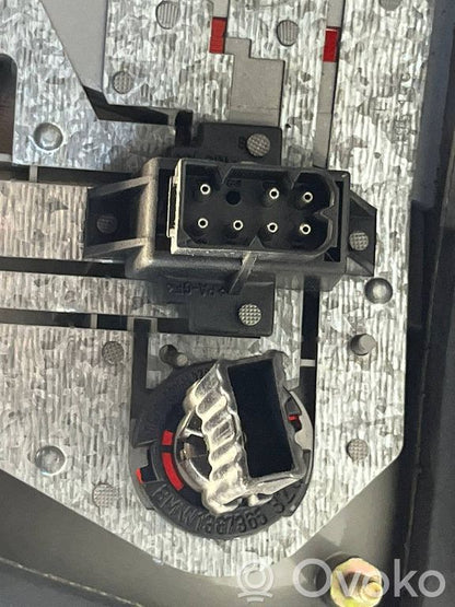 Aizmugurējais lukturis virsbūvē