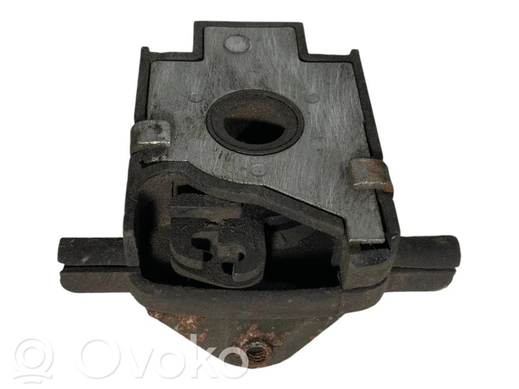 Dzinēja pārsega slēdzene