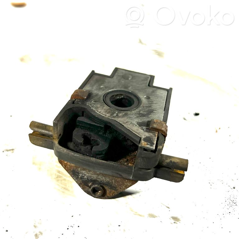 Замок капота двигателя