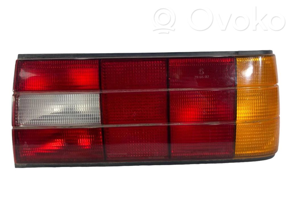 Aizmugurējais lukturis virsbūvē