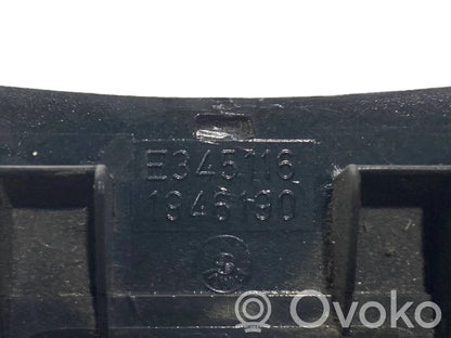 Pelnutrauks (aizmugurē)