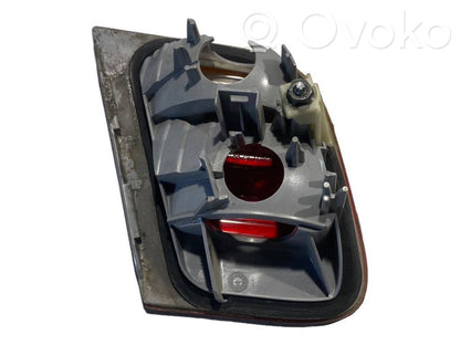 Aizmugurējais lukturis pārsegā