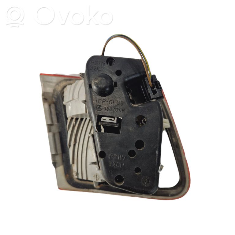 Aizmugurējais lukturis pārsegā