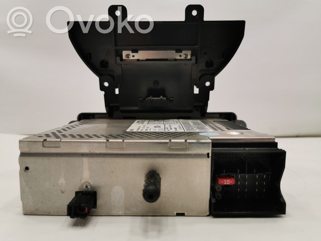 Radio / CD/DVD atskaņotājs / navigācija