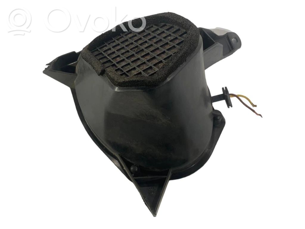 Skaļrunis (-i) aizmugurējā palodzē