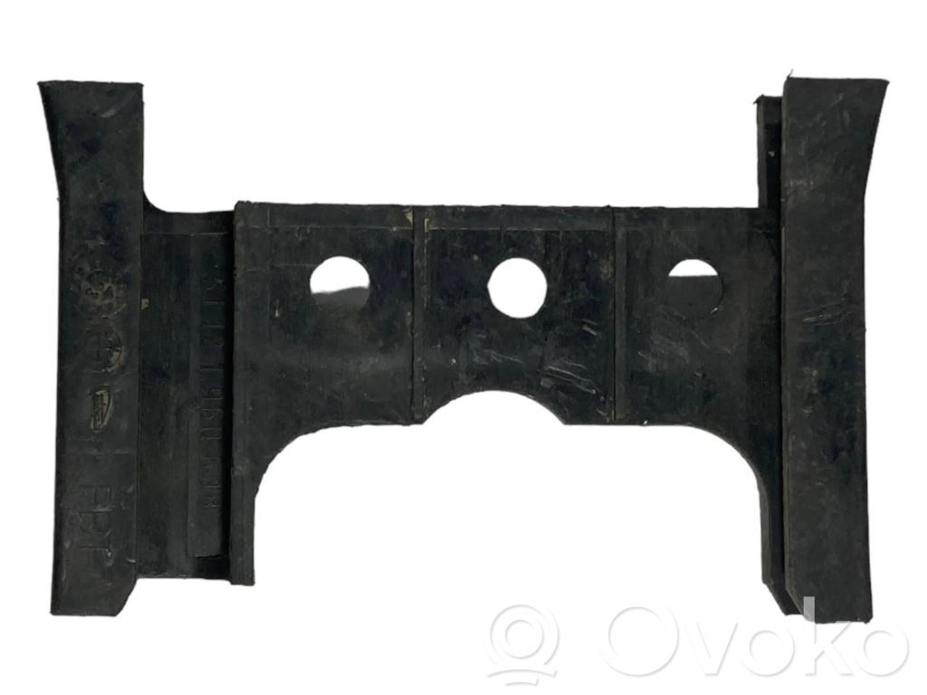 Rear bumper mounting bracket