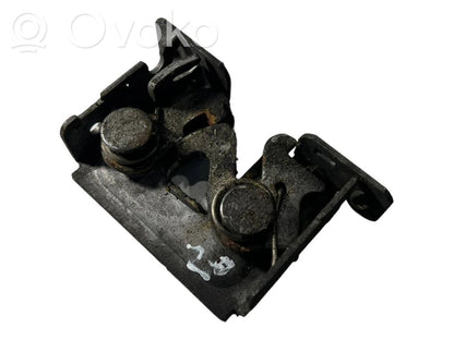 Dzinēja pārsega slēdzene