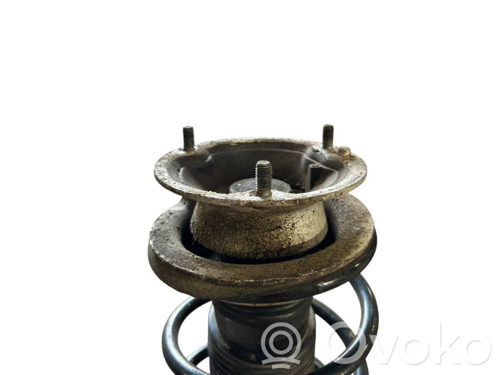 Priekšpusē amortizators ar atsperi