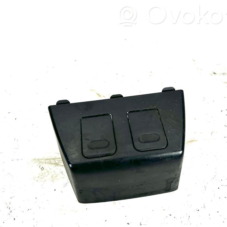 12 V ligzda (aizmugure)