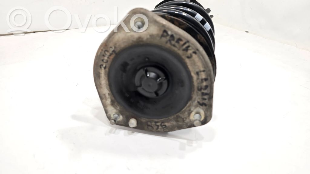 Priekšpusē amortizators ar atsperi