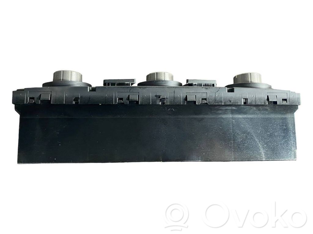 Gaisa kondicioniera / klimata kontroles / salona apsildes vadības bloks (salonā)