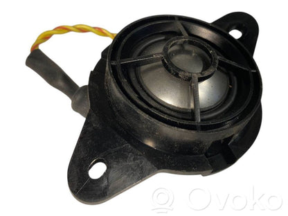 Augsto frekvenču skaļrunis (-i) priekšējās durvīs