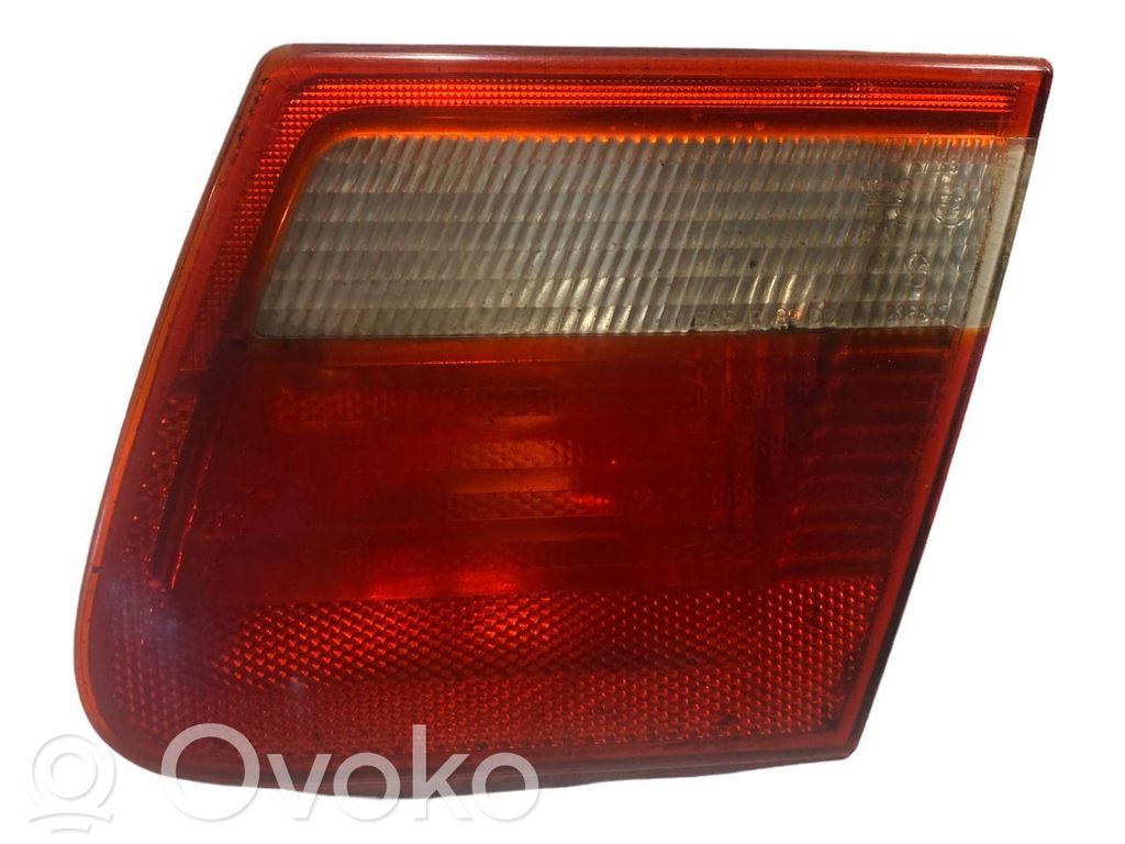 Aizmugurējais lukturis pārsegā