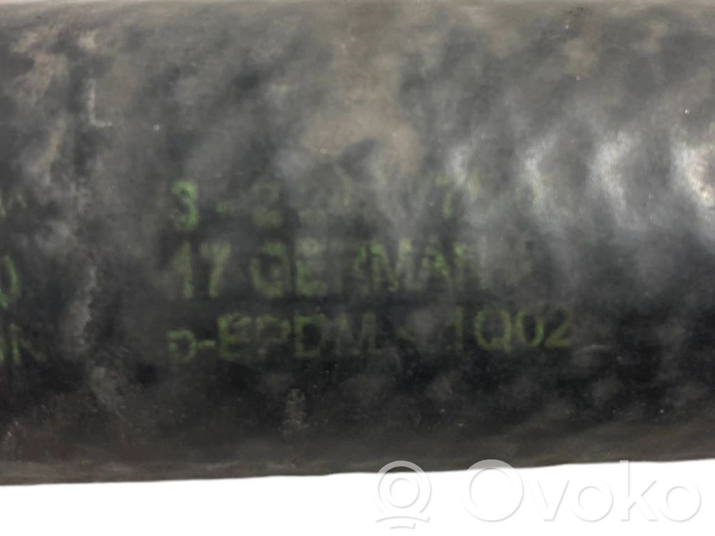 Caurulīte (-es) / šļūtene (-es)