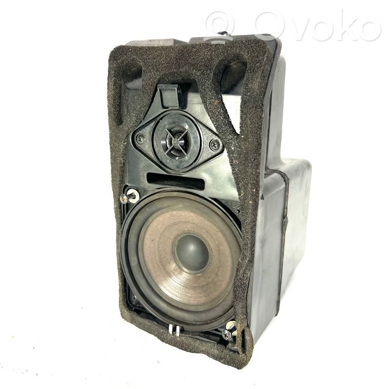 Skaļrunis (-i) aizmugurējā palodzē