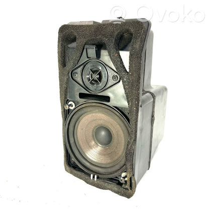 Skaļrunis (-i) aizmugurējā palodzē