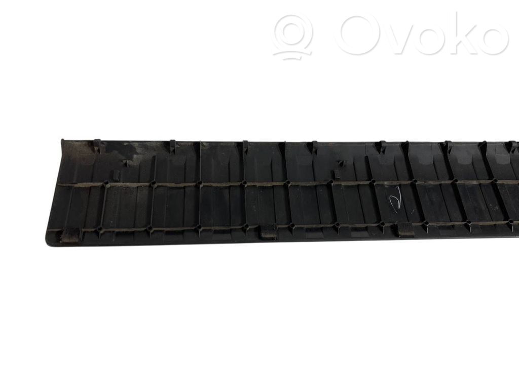 Bagāžnieka sānu apakšējās apdares panelis