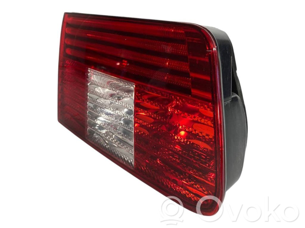 Задний фонарь на капоте