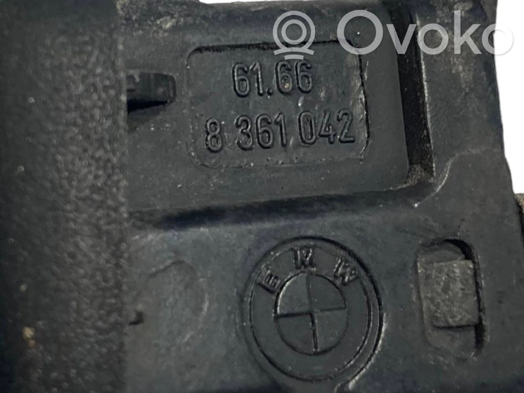 Mazgāšanas šķidruma smidzinātājs (-i) priekšējam logam