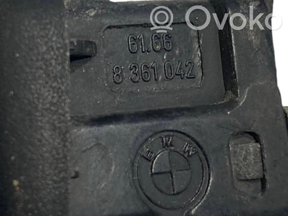 Mazgāšanas šķidruma smidzinātājs (-i) priekšējam logam