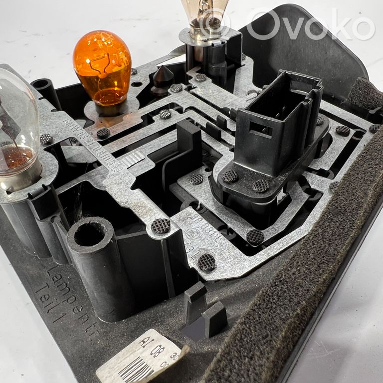 Держатель крышки заднего фонаря