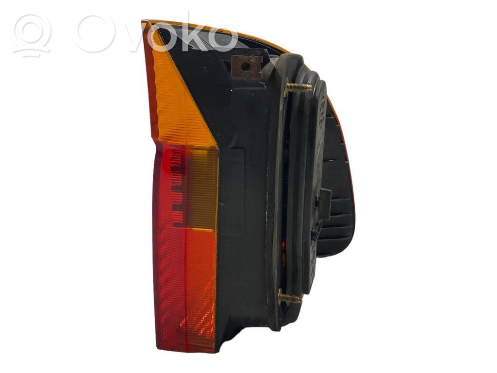 Aizmugurējais lukturis virsbūvē