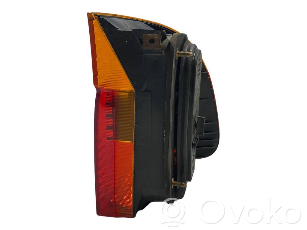 Aizmugurējais lukturis virsbūvē