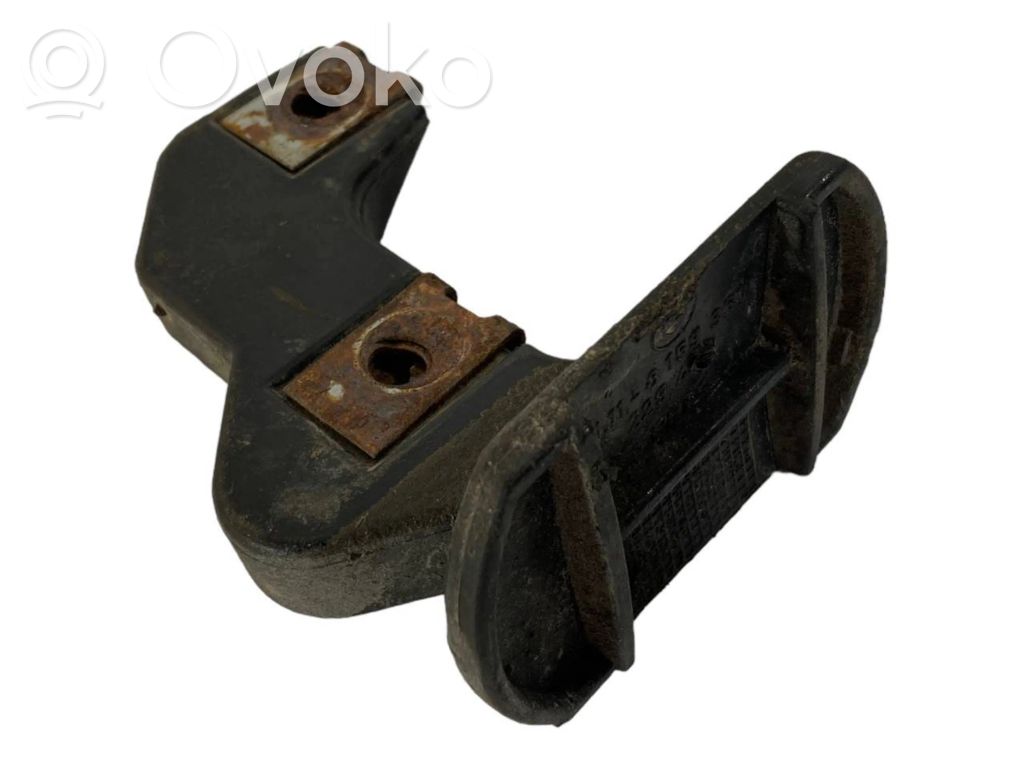 Priekšpusē bampera turētājs