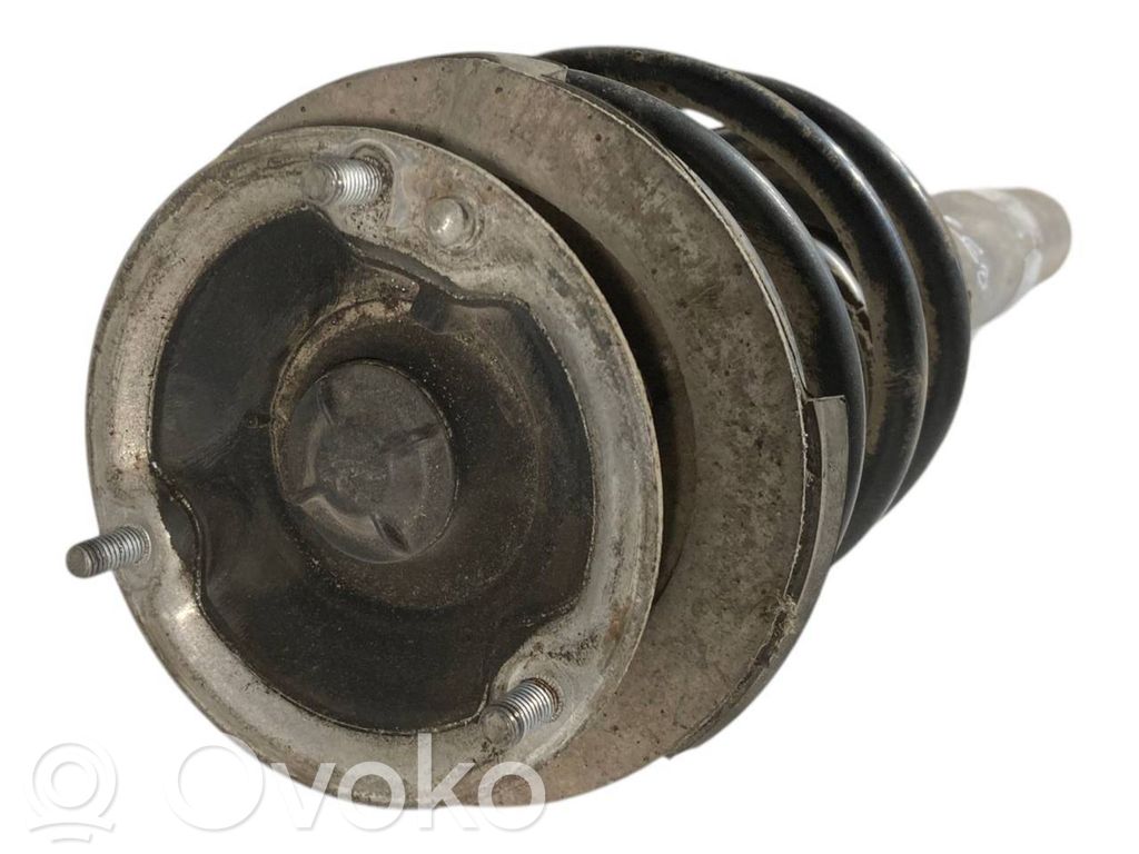 Priekšpusē amortizators ar atsperi