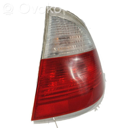 Aizmugurējais lukturis virsbūvē