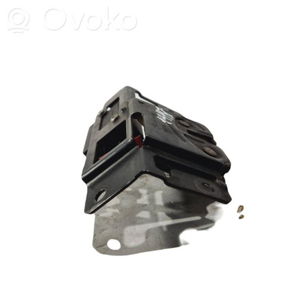 Aizmugurējā pārsega slēdzene