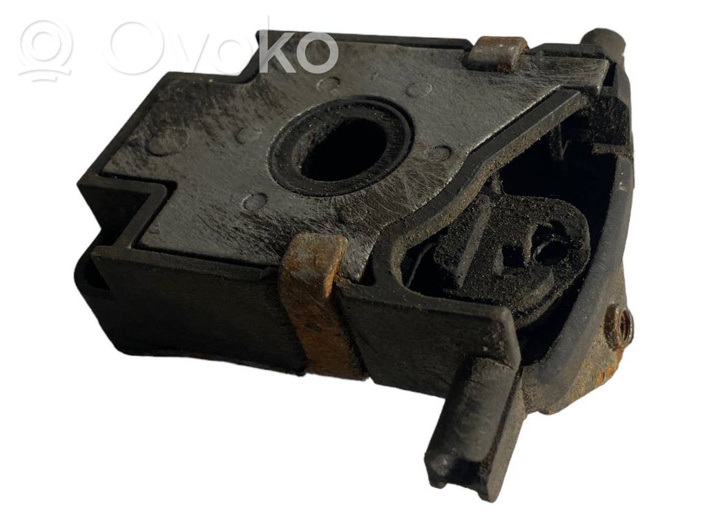 Dzinēja pārsega slēdzene