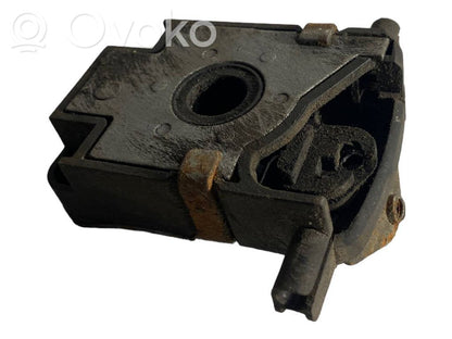 Dzinēja pārsega slēdzene