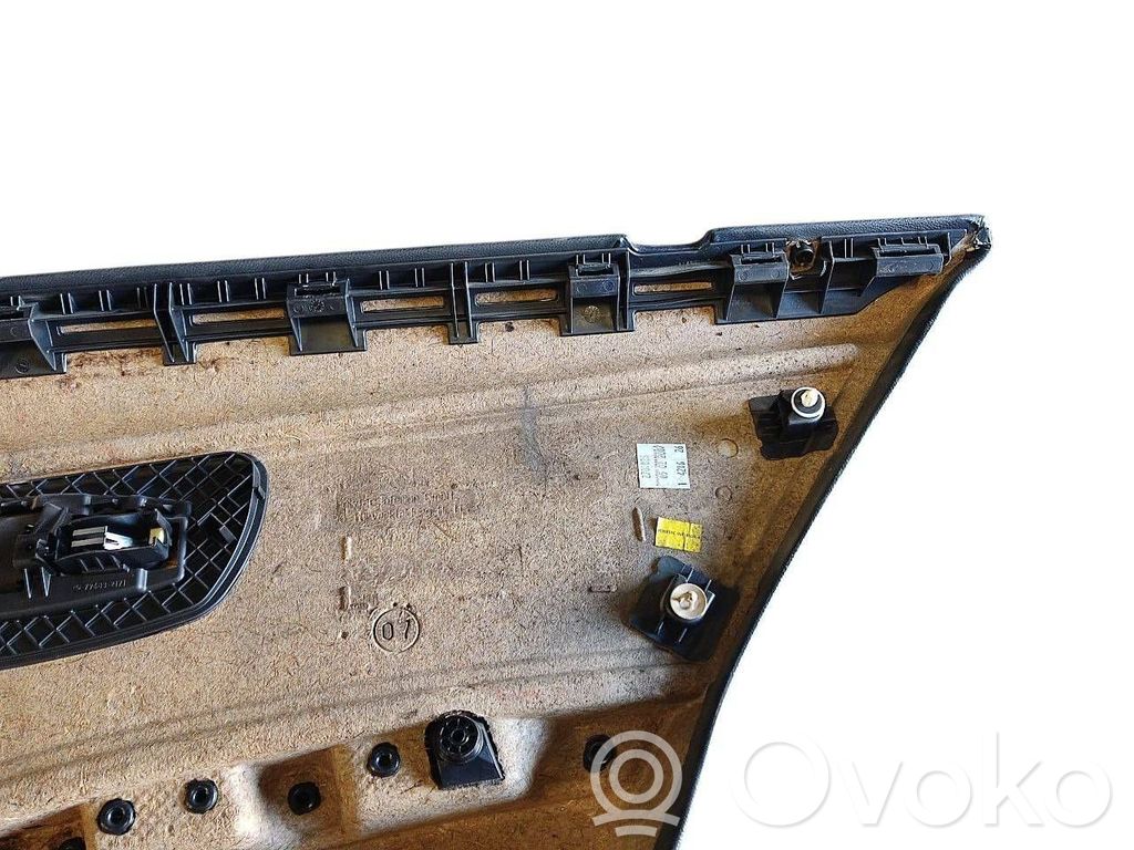 Apšuvums aizmugurējām durvīm