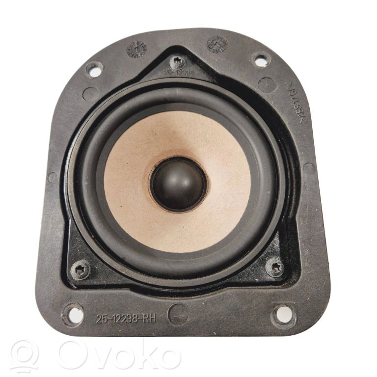 Skaļrunis (-i) aizmugurējā palodzē