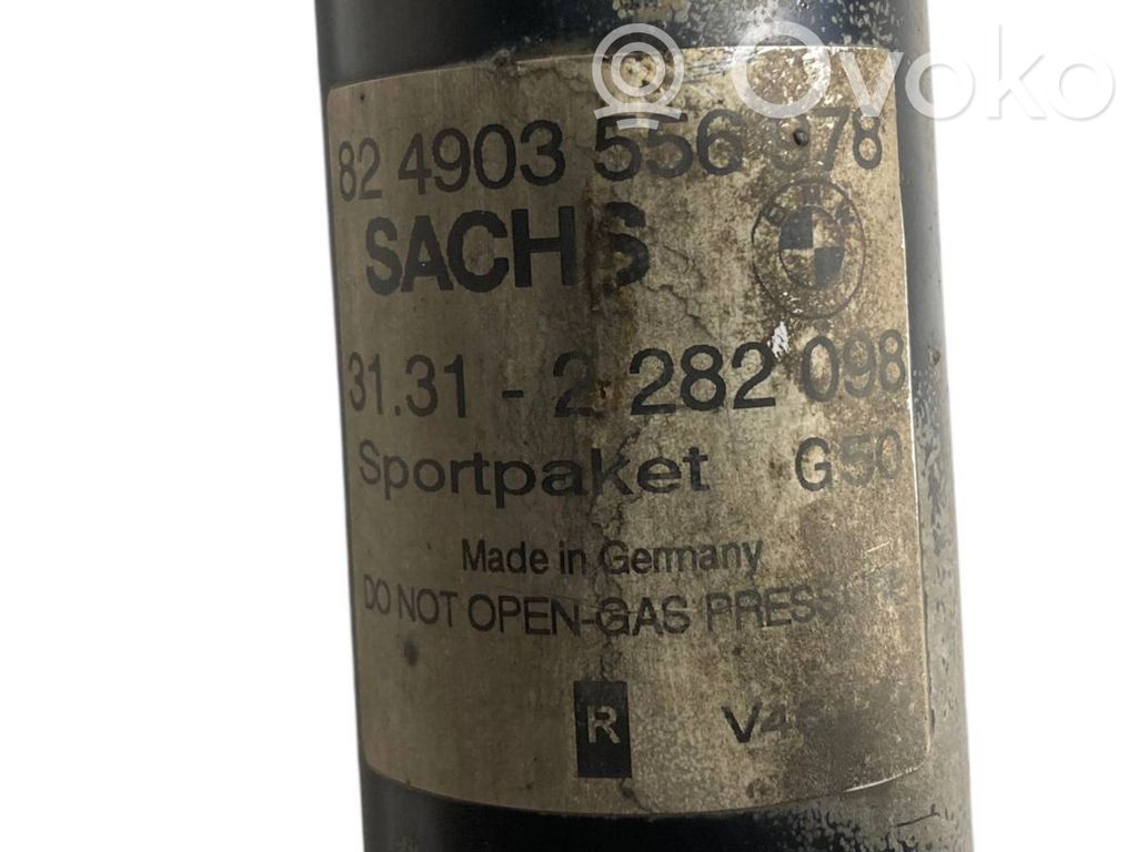 Priekšpusē amortizators ar atsperi