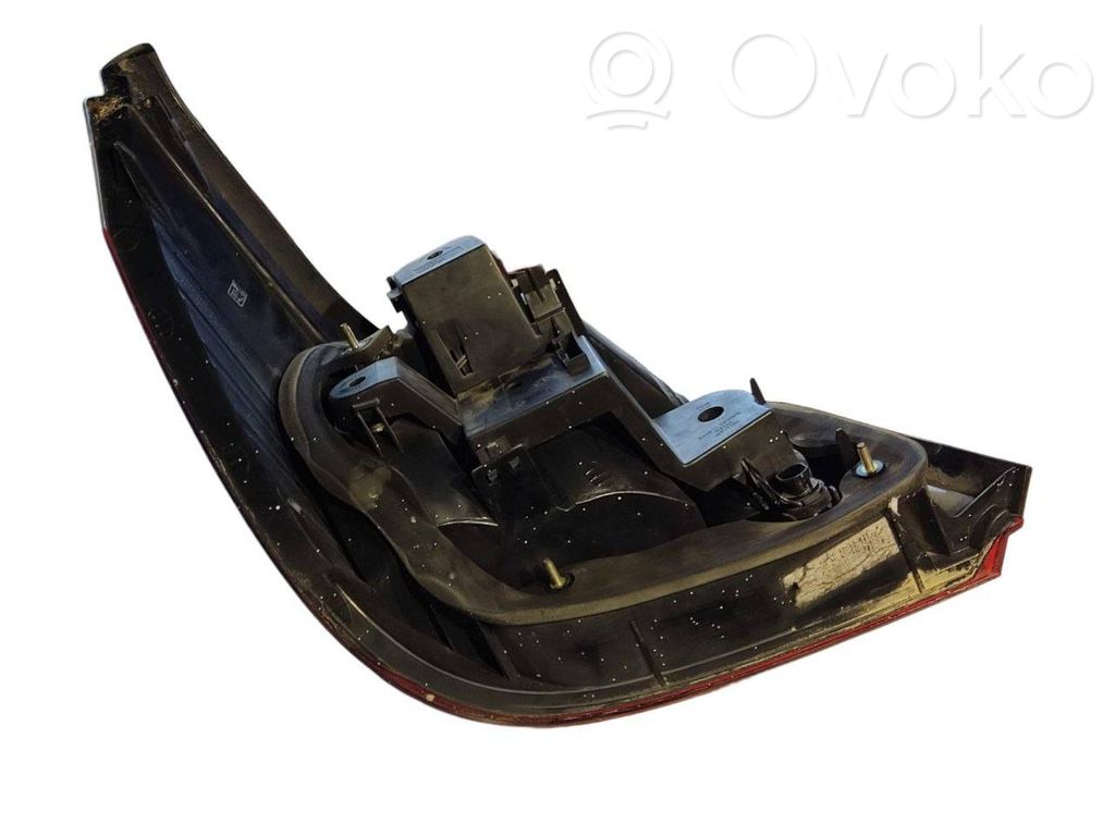 Задний фонарь в кузове