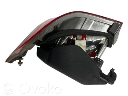 Aizmugurējais lukturis virsbūvē