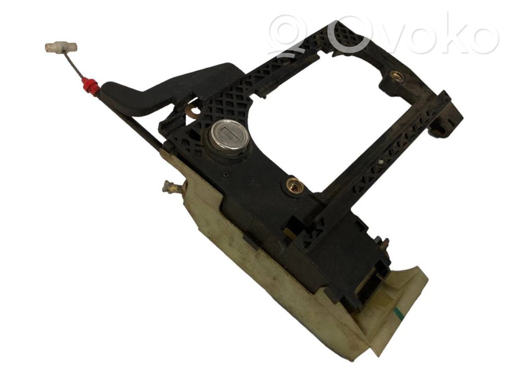 Priekšpusē turētājs / kronšteins ārējam atvēršanas rokturim